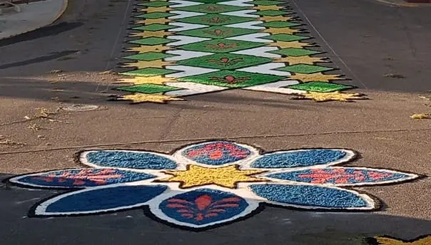 Motivo geométrico colorido en alfombra floral del Corpus Christi en Los Navalmorales