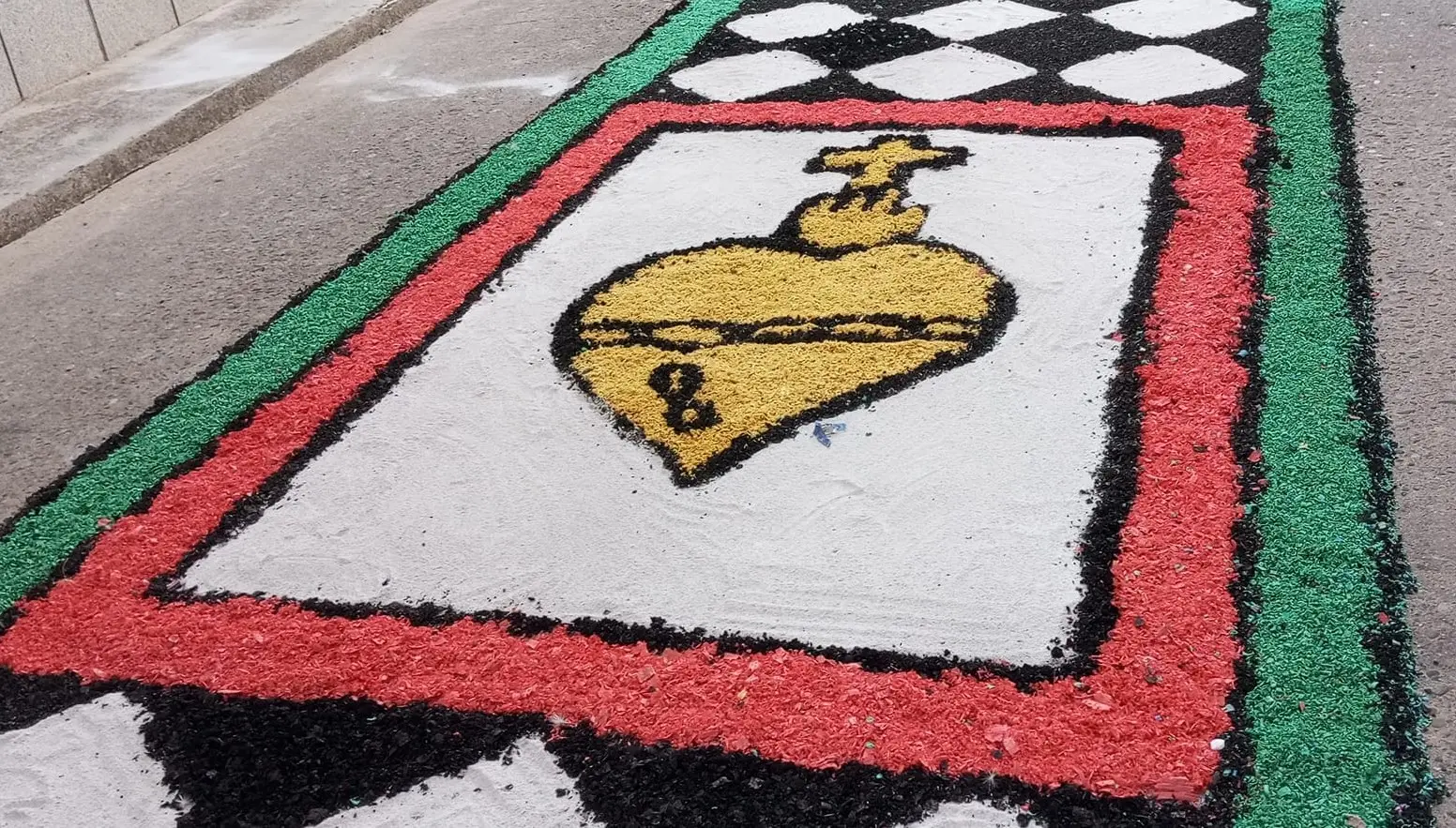 Alfombra floral con símbolo del Sagrado Corazón en el Corpus Christi de Los Navalmorales