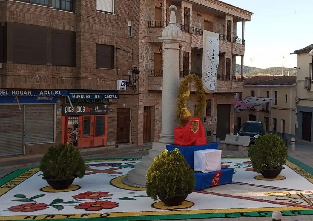 Plaza principal de Los Navalmorales con decoración floral y altar del Corpus Christi
