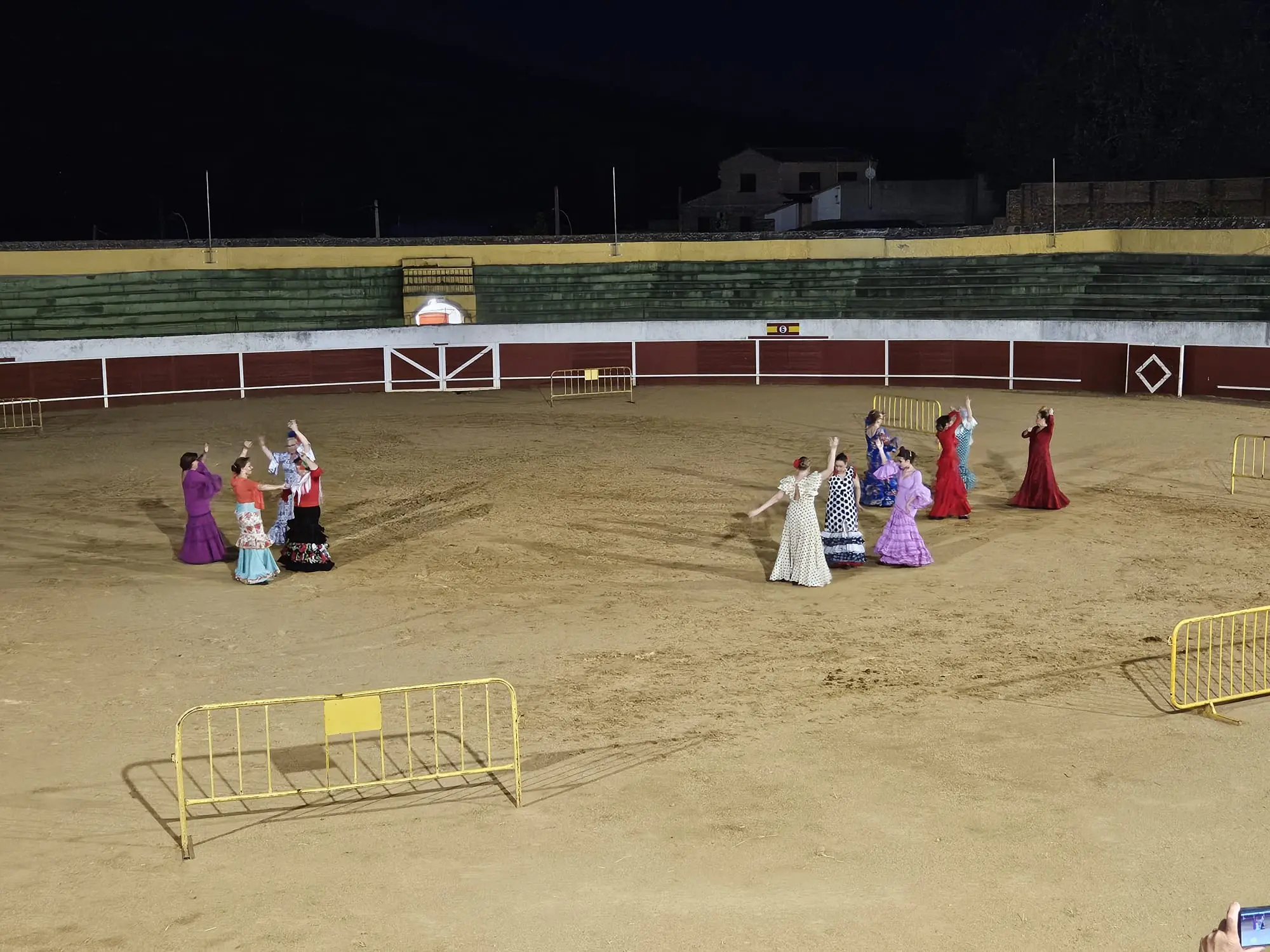 Grupo de mujeres bailando sevillanas en la plaza de toros