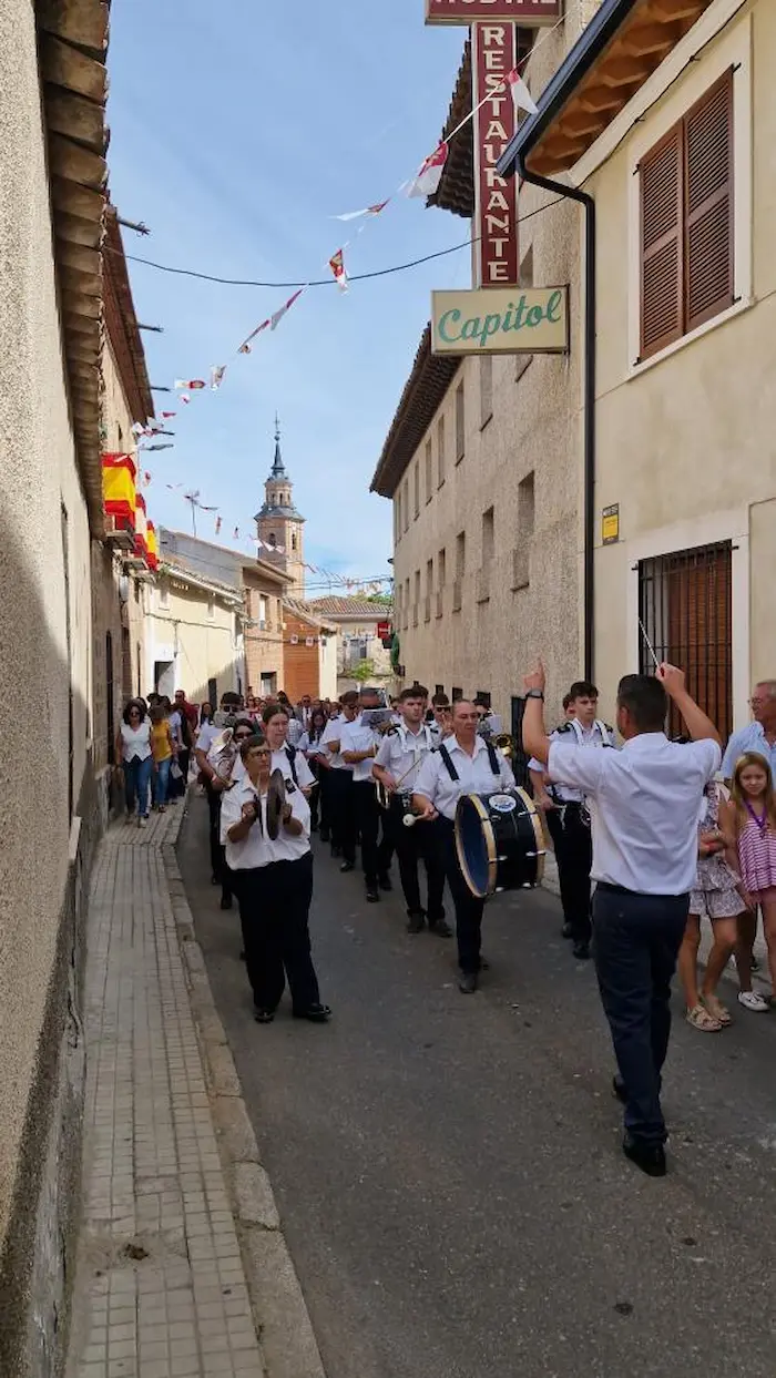 Banda de música desfilando por las calles de Los Navalmorales en las fiestas patronales