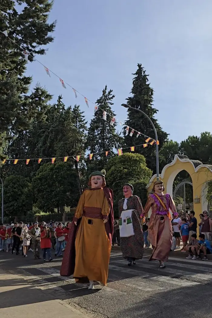Cabezudos y pasacalles en las Fiestas de Septiembre de Los Navalmorales