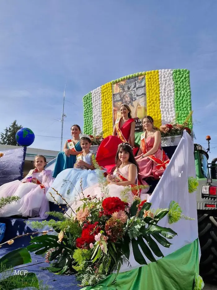 Reinas y Damas 2025 en carroza durante las Fiestas del Cristo de las Maravillas en Los Navalmorales