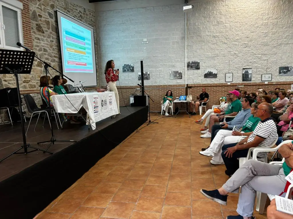 Mesa redonda en el escenario con profesionales del ámbito sanitario explicando pautas de salud.