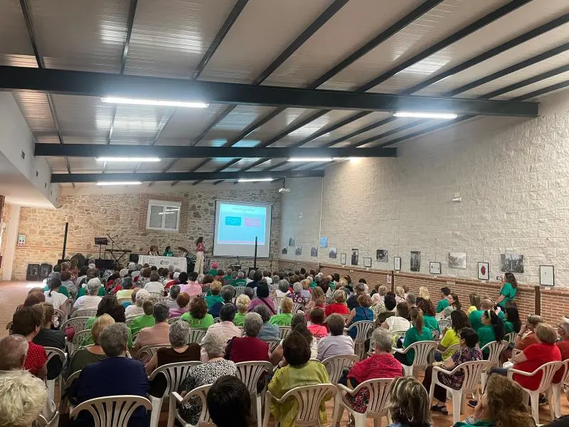 Vista general de la sala durante una de las conferencias de las Jornadas de Salud de la Mujer en Los Navalmorales.