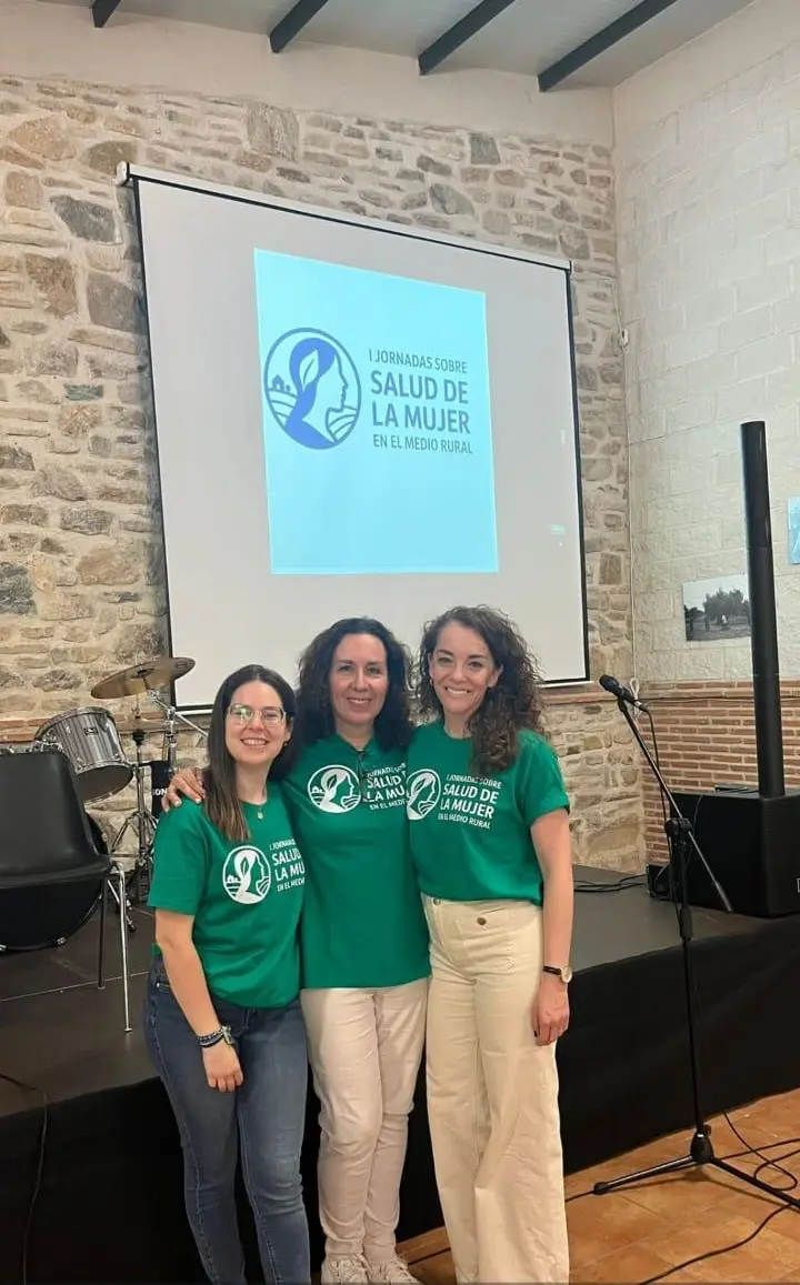 Equipo de profesionales sanitarias organizadoras del evento, junto a colaboradores en el escenario del Museo del Aceite.