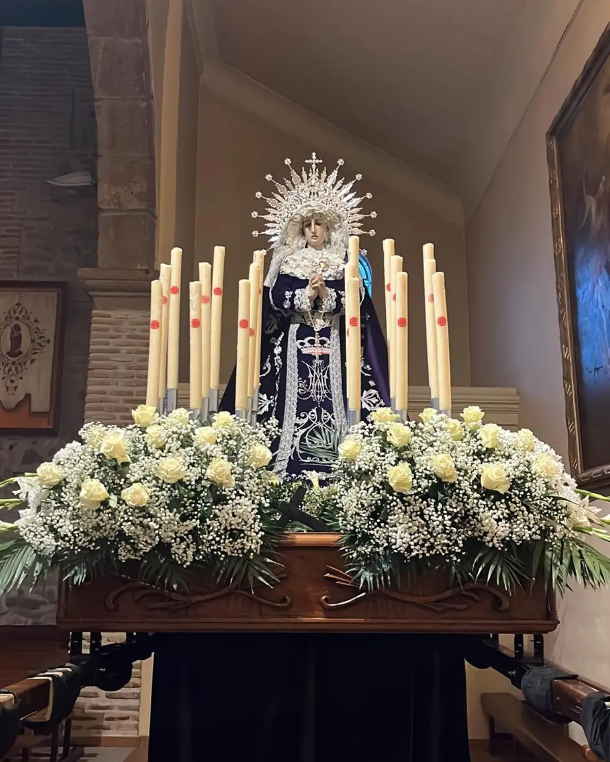 Virgen Dolorosa en el interior del templo