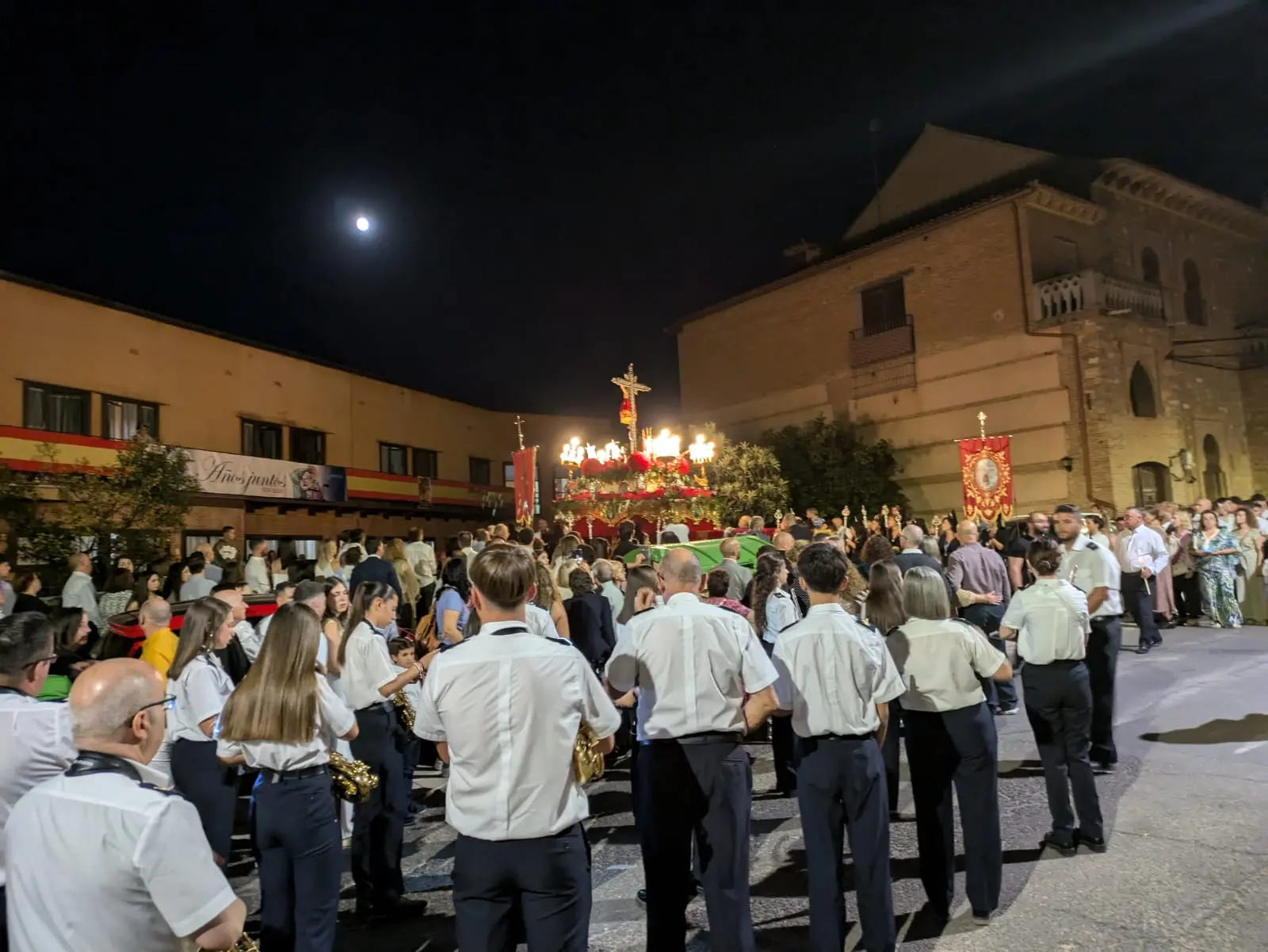 Banda Pepe Menor durante la procesión del Santísimo Cristo en Los Navalmorales, 2024