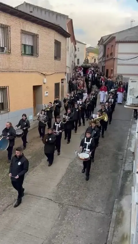 La banda interpretando marchas procesionales el Viernes Santo, año 2025