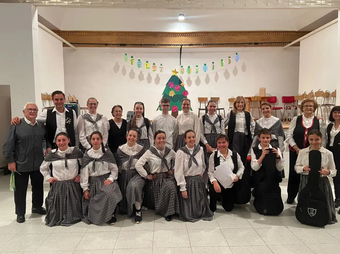 Foto grupal del grupo folklórico navidad