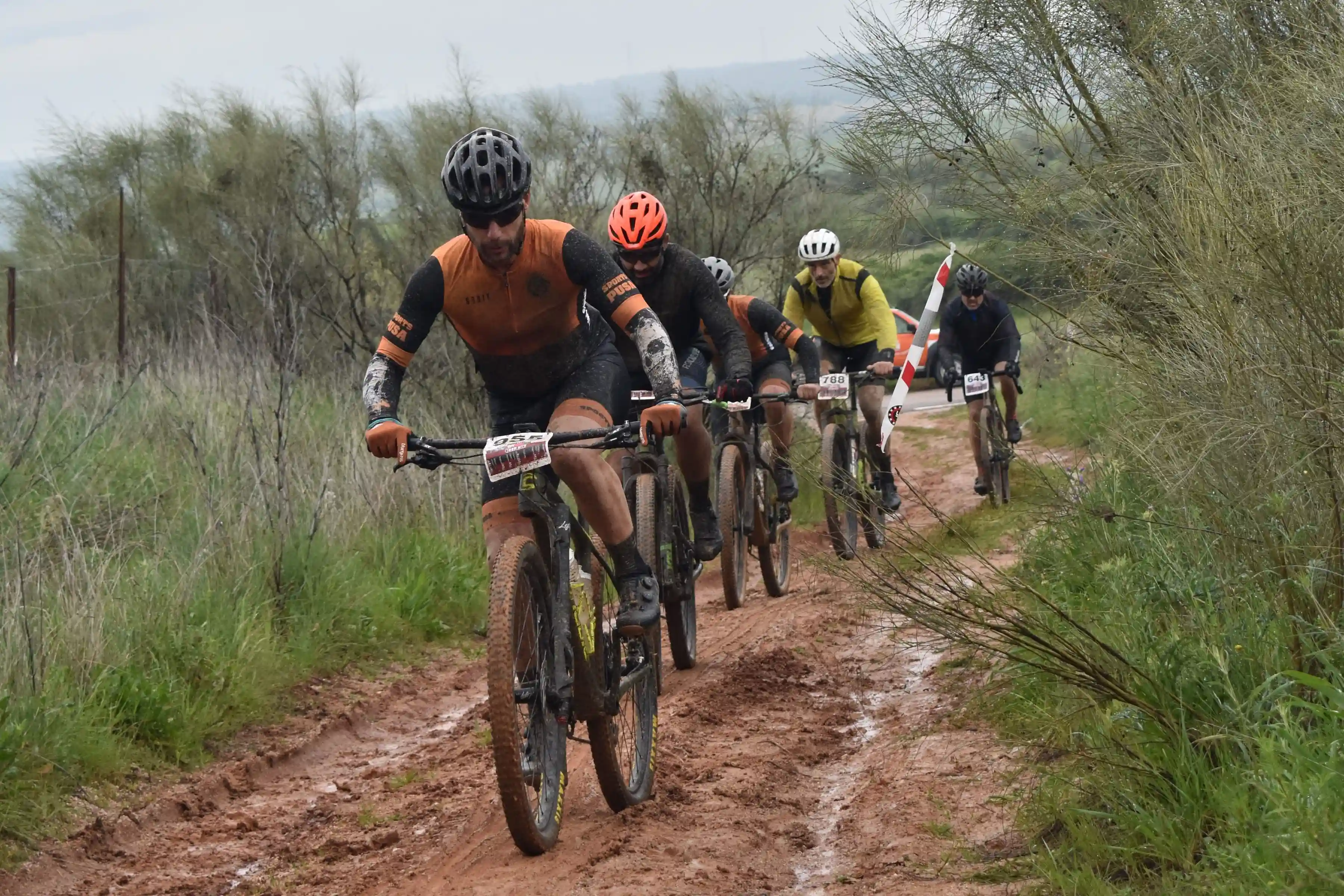 Grupo del club CD Sports Pusa durante una salida ciclista