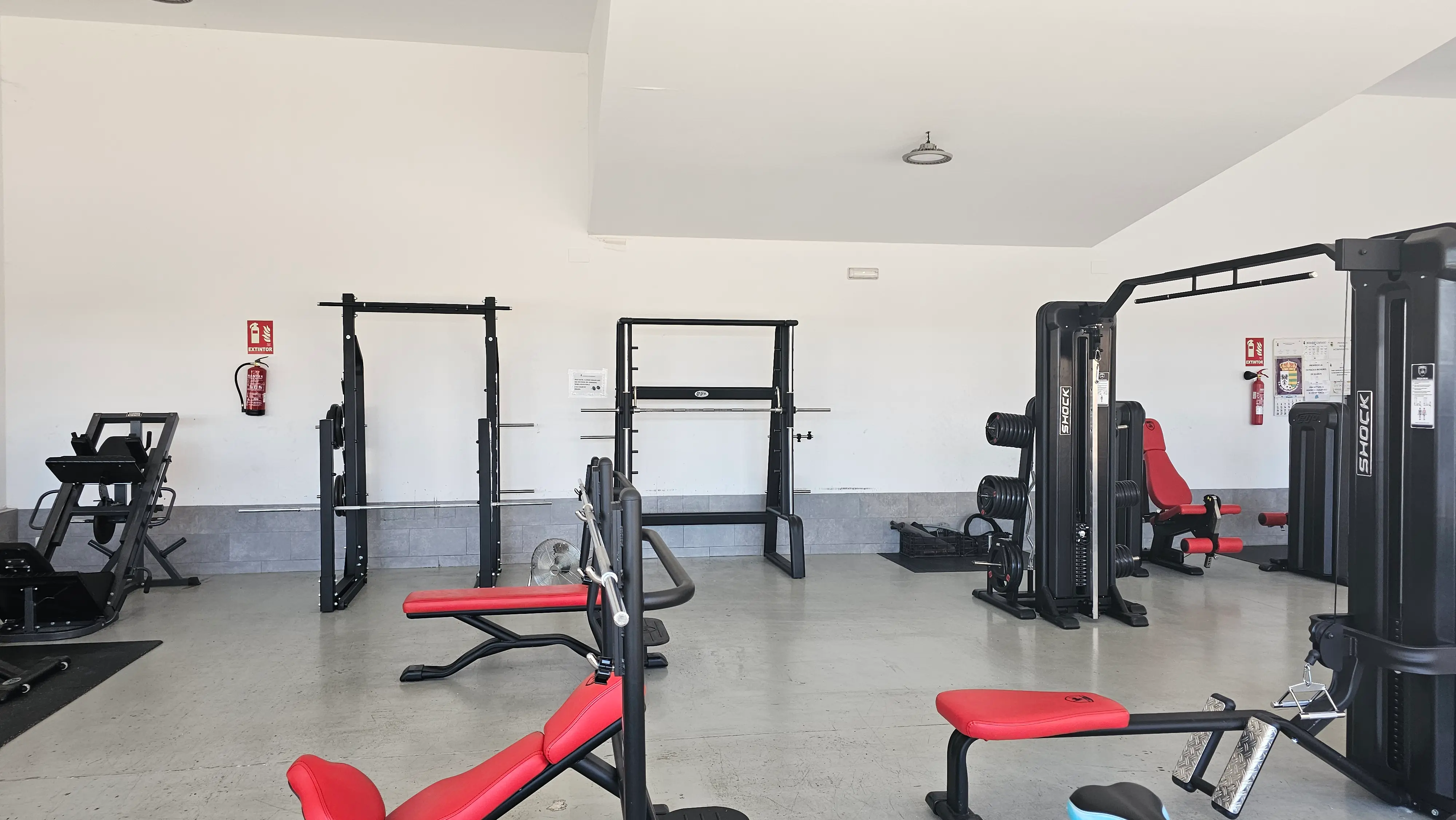 Vista panorámica del gimnasio municipal de Los Navalmorales con máquinas de musculación