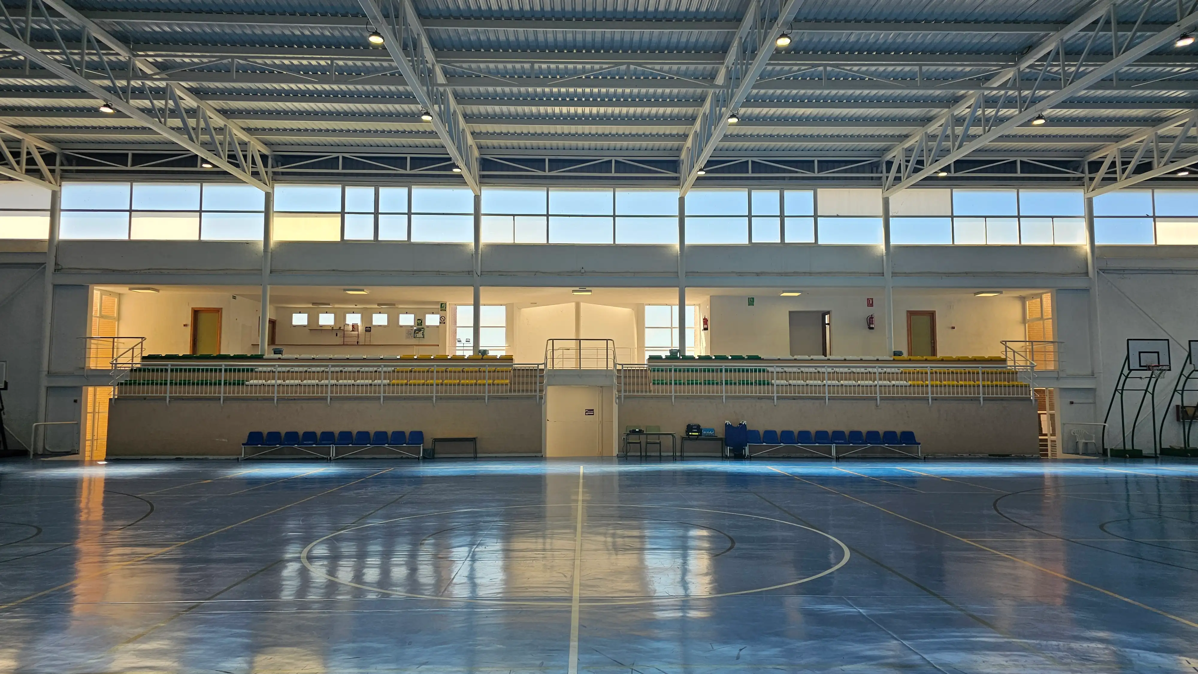 Vista interior del Pabellón Municipal de Los Navalmorales preparado para actividades deportivas