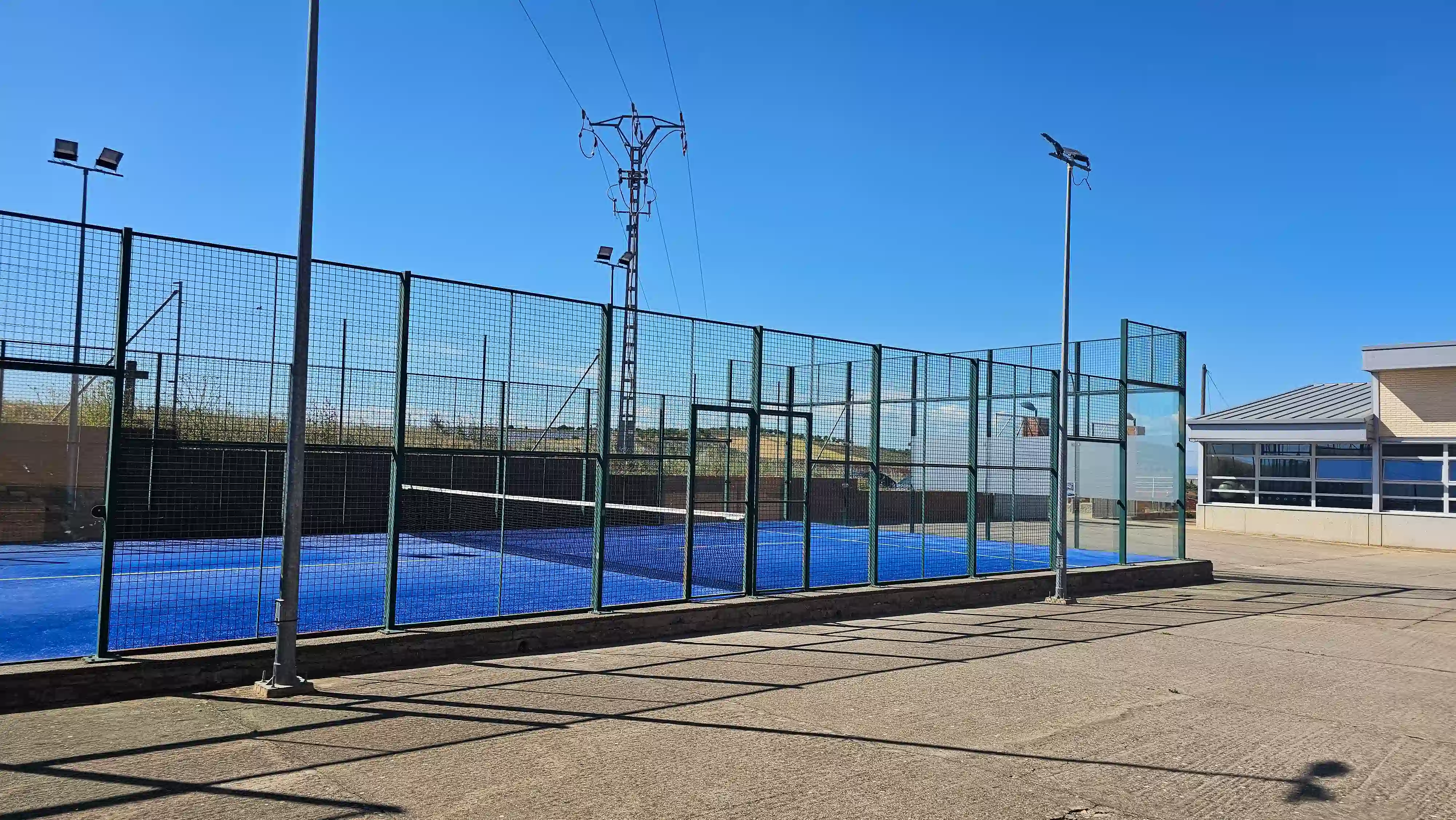 Vista exterior de la pista de pádel municipal de Los Navalmorales, ubicada junto al pabellón
