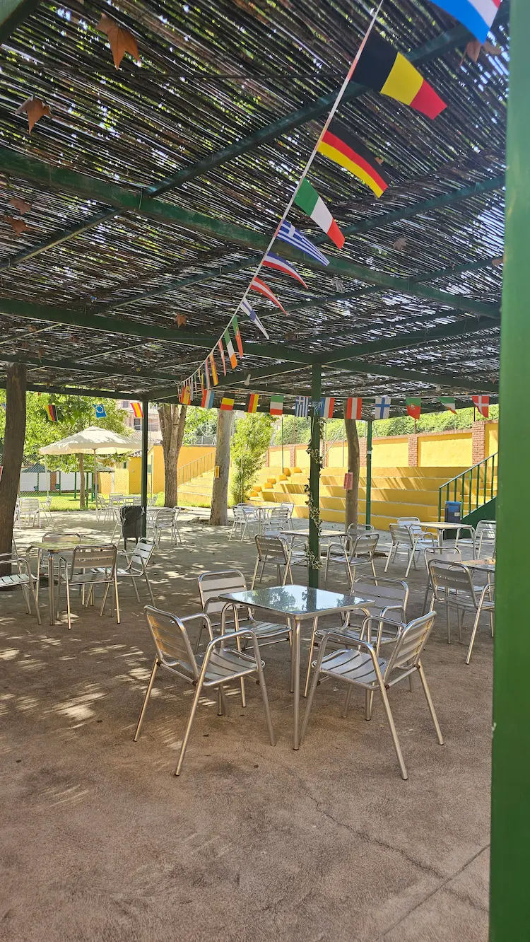 Terraza del bar de la piscina municipal de Los Navalmorales