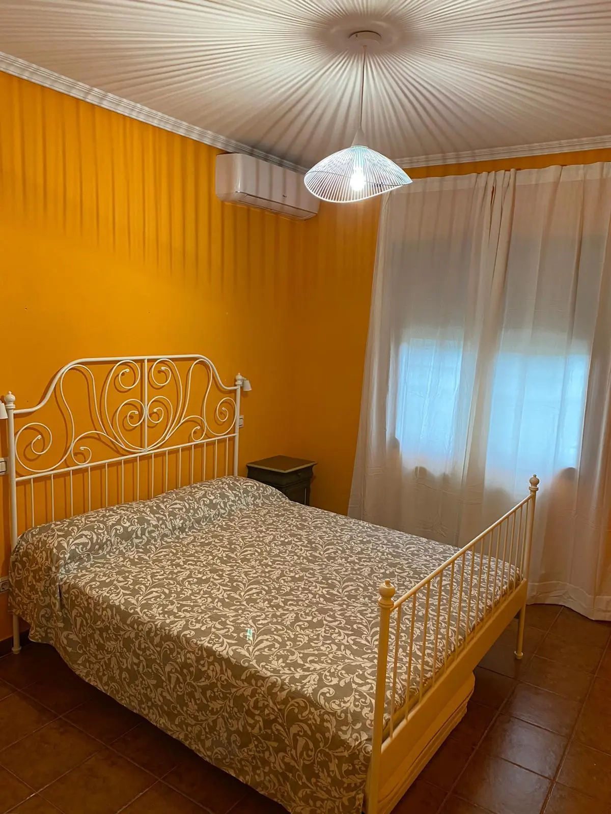 Habitación con cama de matrimonio y decoración rústica