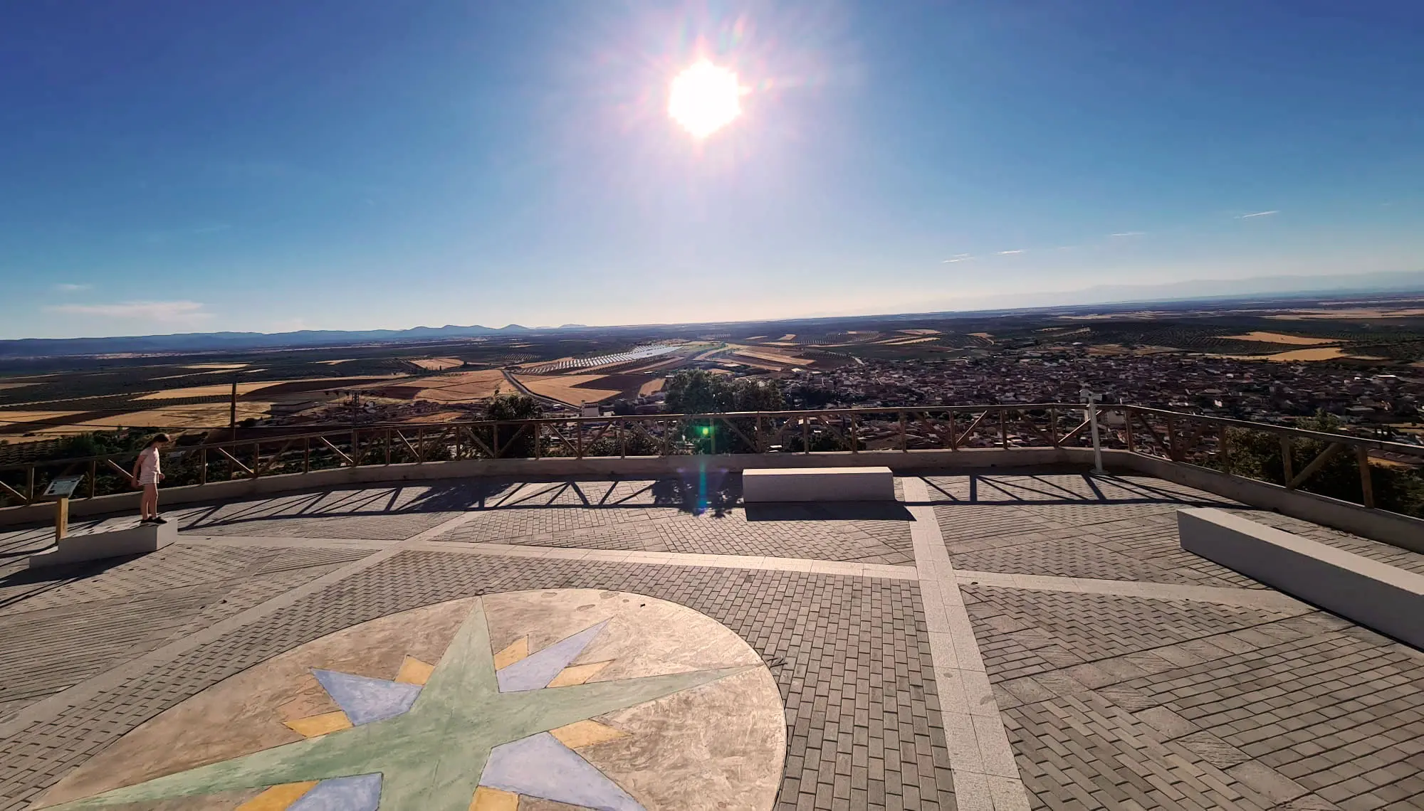 Mirador del Sol con vistas panorámicas sobre Los Navalmorales y los Montes de Toledo