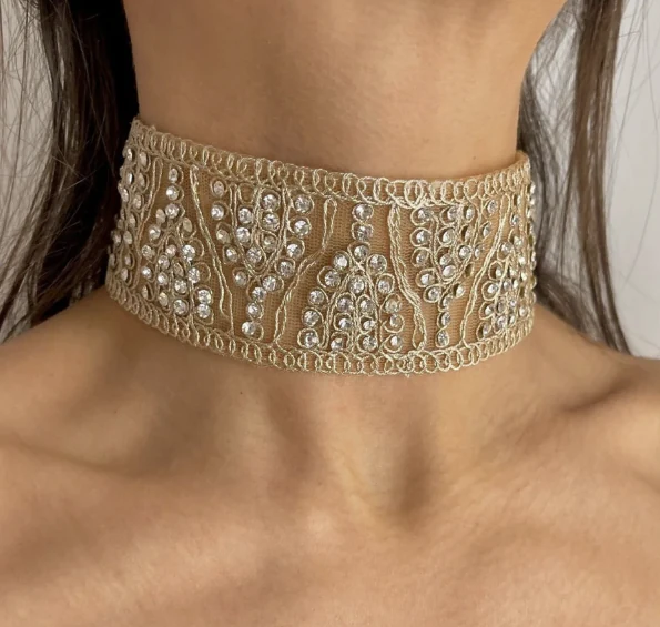 Choker bordado para elevar un look minimalista de invitada