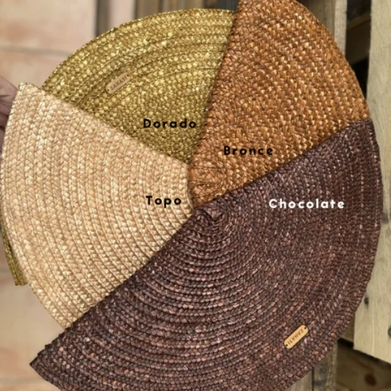 Bolso abanico de rafia en tonos naturales para invitada de boda de día