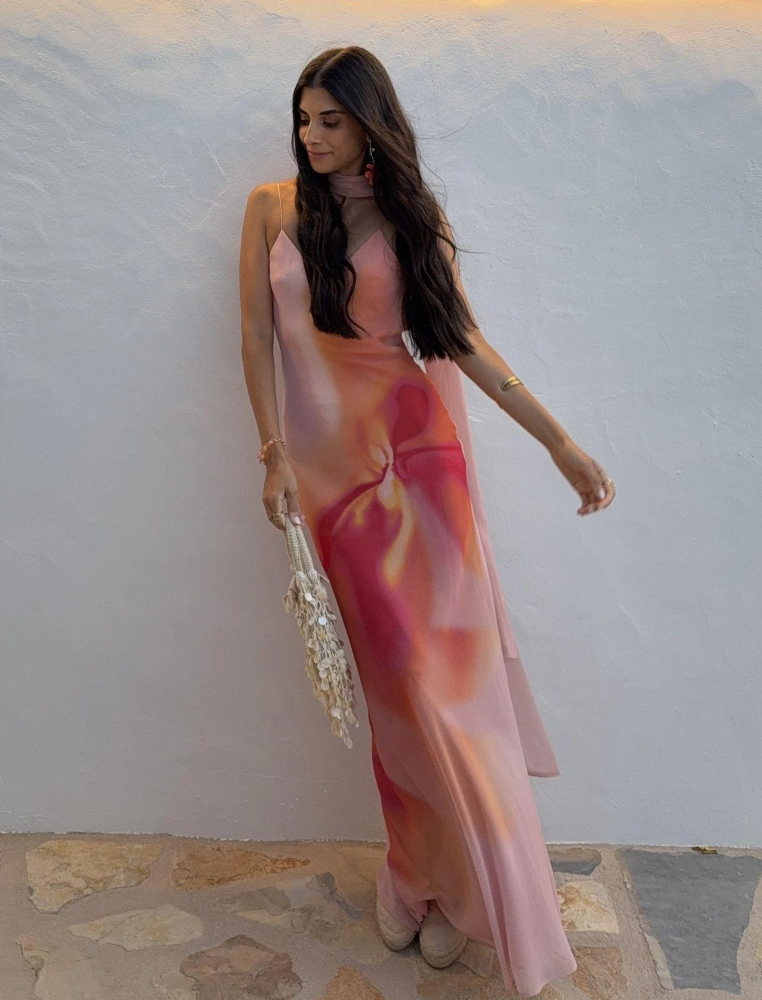 Look de invitada de día con vestido fluido en tonos rosa empolvado